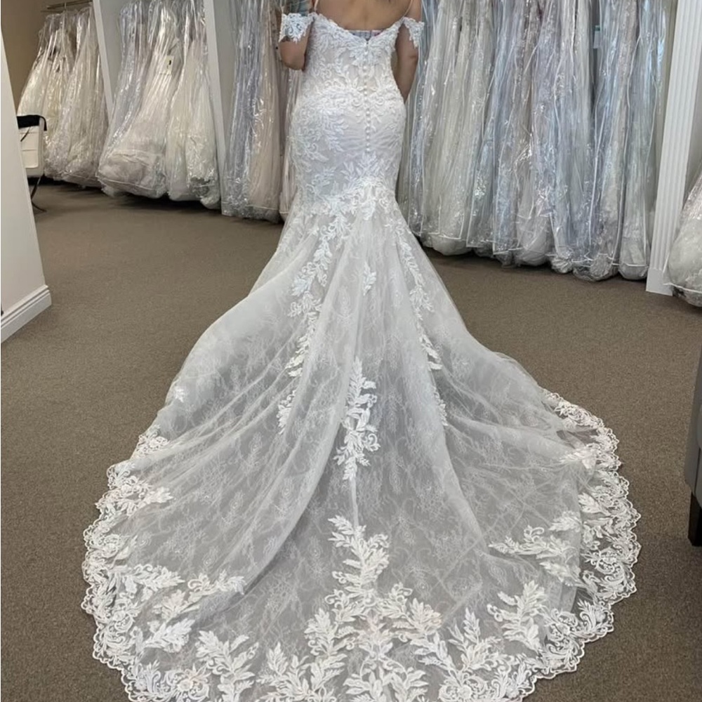 Elegant White Lace Wedding Dress